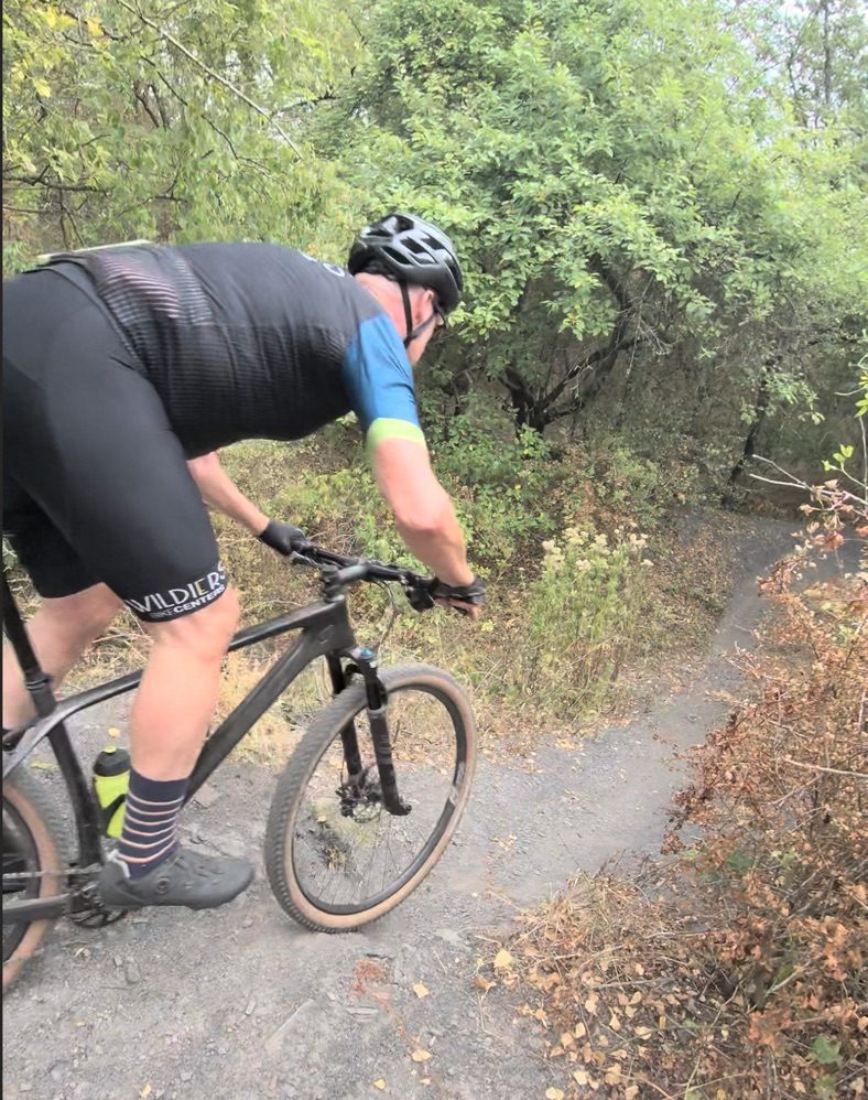 Mountainbiker neemt een bocht op een smalle trail